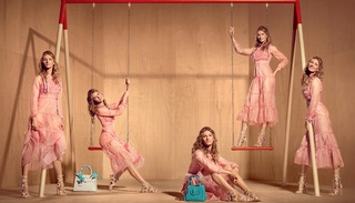 Gisele Bündchen feet photo thumbnail