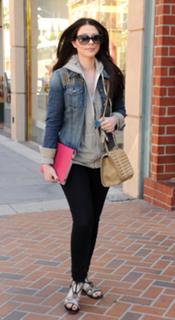 Michelle Trachtenberg feet photo thumbnail