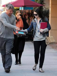 Michelle Trachtenberg feet photo thumbnail
