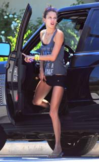 Alessandra Ambrosio feet photo thumbnail
