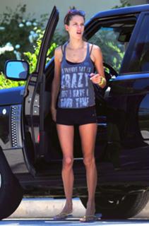 Alessandra Ambrosio feet photo thumbnail