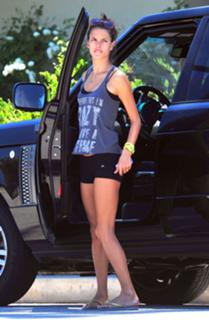 Alessandra Ambrosio feet photo thumbnail