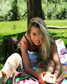 Nicole Neumann feet photo thumbnail