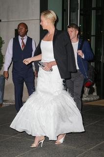 Charlize Theron feet photo thumbnail