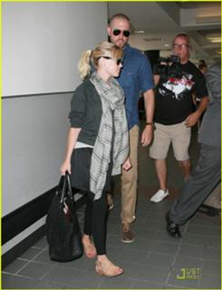 Reese Witherspoon feet photo thumbnail