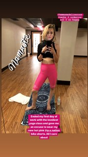 Kaley Cuoco feet photo thumbnail