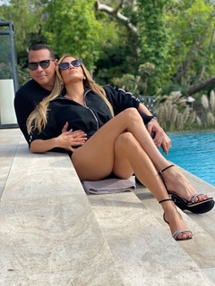 Jennifer Lopez feet photo thumbnail