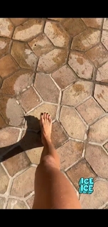 Brooke Burke feet photo thumbnail