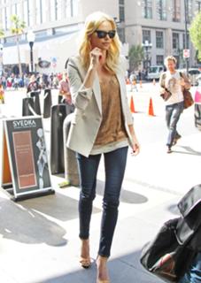 Charlize Theron feet photo thumbnail