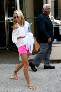 Kelly Ripa feet photo thumbnail