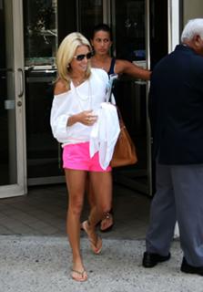 Kelly Ripa feet photo thumbnail