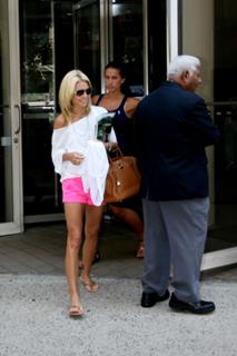 Kelly Ripa feet photo thumbnail