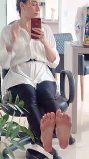 Alaine Crissiê feet photo thumbnail