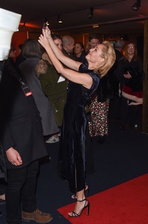 Gillian Anderson feet photo thumbnail