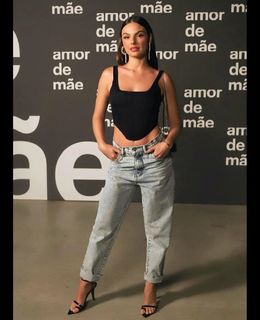 Isis Valverde feet photo thumbnail