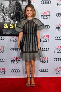 Natalie Portman feet photo thumbnail