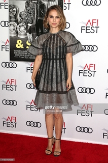 Natalie Portman feet photo thumbnail