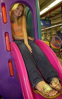 Mandy Moore feet photo thumbnail