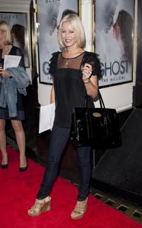 Denise Van Outen feet photo thumbnail