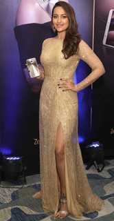 Sonakshi Sinha feet photo thumbnail
