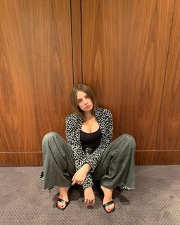 Xenia Tchoumitcheva feet photo thumbnail