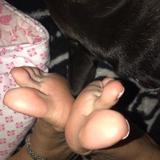 Karin Klemp feet photo thumbnail
