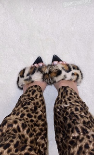 Khloé Kardashian feet photo thumbnail