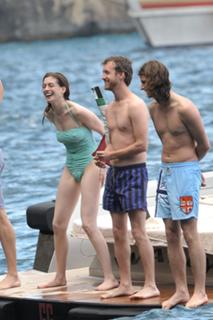 Anne Hathaway feet photo thumbnail
