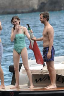 Anne Hathaway feet photo thumbnail
