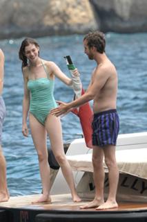 Anne Hathaway feet photo thumbnail
