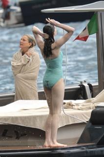 Anne Hathaway feet photo thumbnail