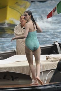 Anne Hathaway feet photo thumbnail