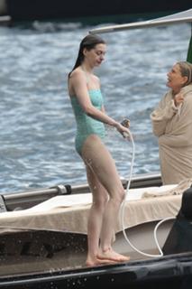 Anne Hathaway feet photo thumbnail