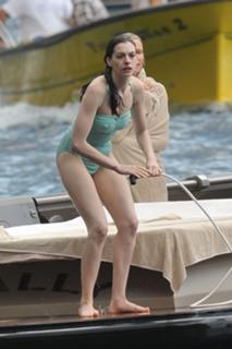 Anne Hathaway feet photo thumbnail
