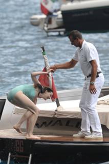 Anne Hathaway feet photo thumbnail