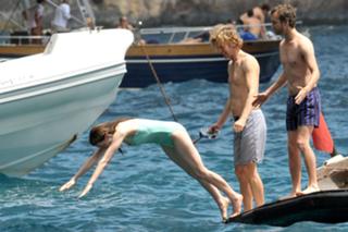Anne Hathaway feet photo thumbnail