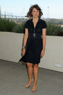 Lucy Lawless feet photo thumbnail