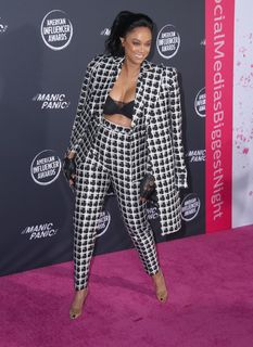 Tyra Banks feet photo thumbnail