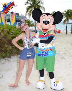Larissa Manoela feet photo thumbnail