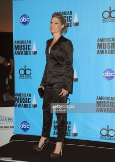 Julie Bowen feet photo thumbnail