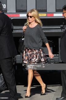 Julie Bowen feet photo thumbnail