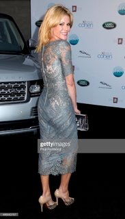 Julie Bowen feet photo thumbnail