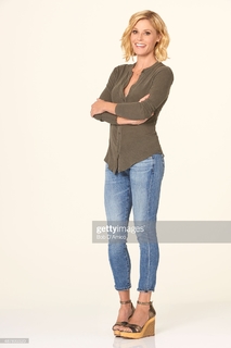 Julie Bowen feet photo thumbnail