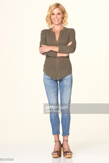 Julie Bowen feet photo thumbnail