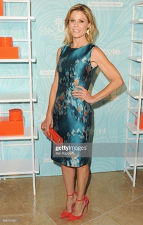 Julie Bowen feet photo thumbnail
