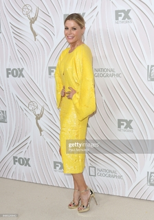 Julie Bowen feet photo thumbnail