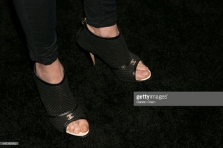 Julie Bowen feet photo thumbnail