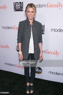 Julie Bowen feet photo thumbnail