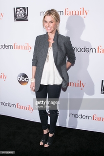 Julie Bowen feet photo thumbnail