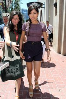 Freida Pinto feet photo thumbnail
